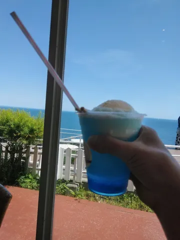 青い海と空、午後のデザートタイム