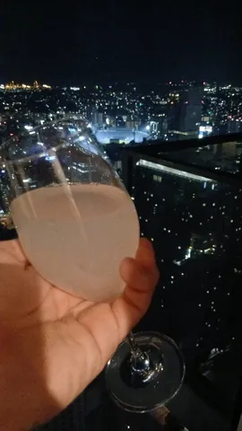 夜景とカクテル、贅沢なひととき