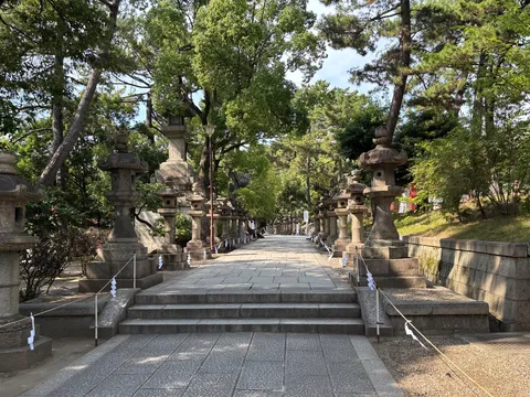 石灯籠が並ぶ風情ある参道