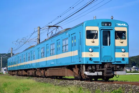 青空に映える青い車両