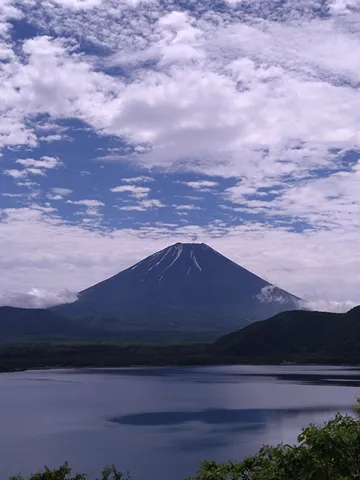 湖面に映る、雲と富士山の静寂