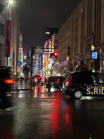 水面に踊る都会の光