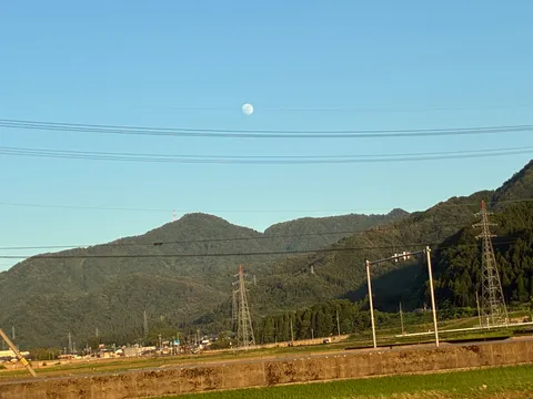 夕暮れの空と山のコントラスト