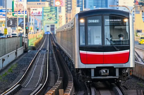 都会を滑る銀色の車両