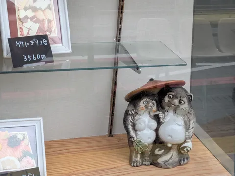 ガラス棚と狸の微笑み