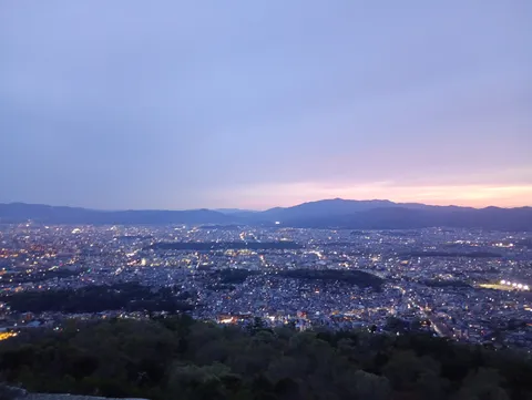 街の光と空のグラデーション
