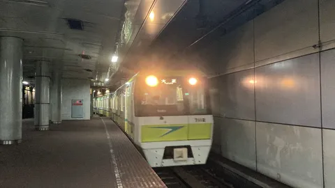地下鉄の静寂、黄昏の灯り