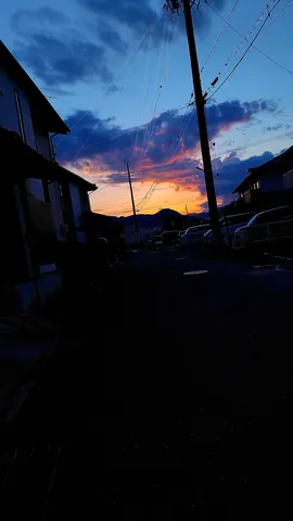 夕暮れ電線と住宅街