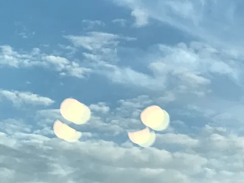 空に浮かぶ、二つの光のペア