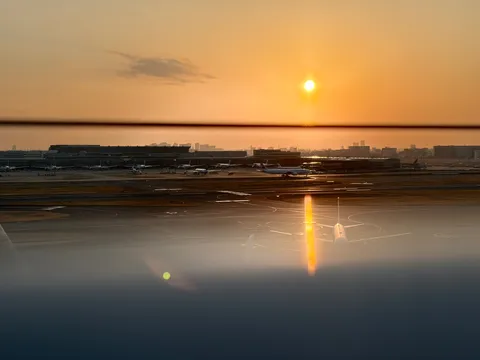 滑走路に映る夕日と飛行機