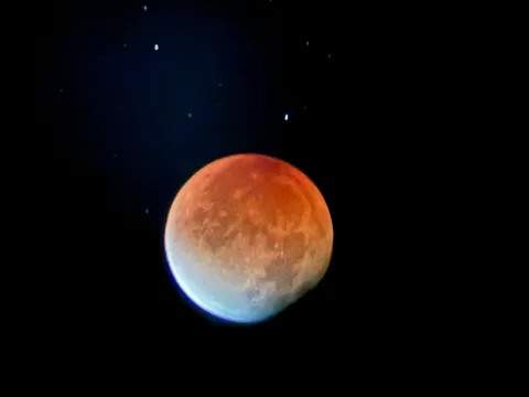 夜空を彩る幻想の月