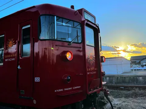 夕陽とレトロ列車、ノスタルジックな旅愁