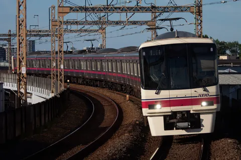 京王線、青空を走る