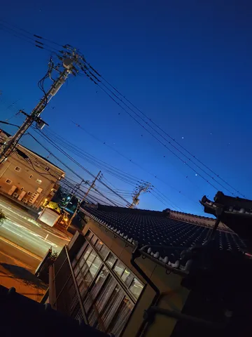 電線と星空、都会の夜景