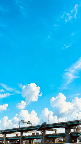 高架橋と夏の青空