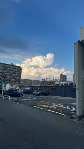 積乱雲と都会のコントラスト
