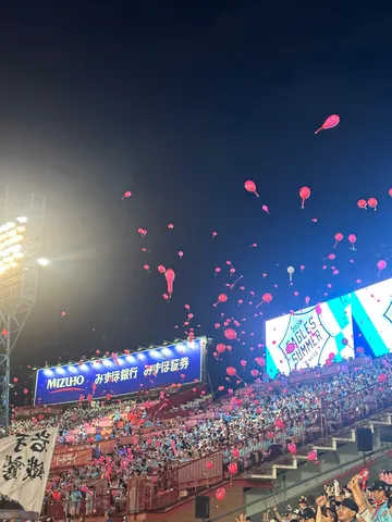 夜空に咲く、赤い風船の群れ