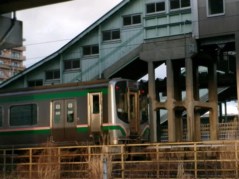 雨上がりの駅、静かな時間