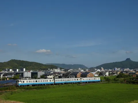 田園風景を駆け抜ける青い電車