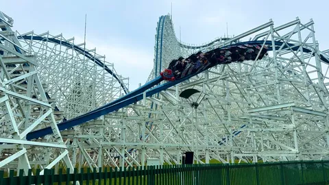 風を駆ける白い鉄骨の下
