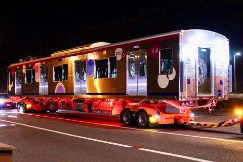 煌めく電車の深夜輸送