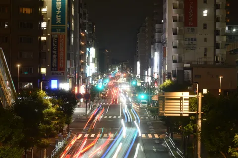 夜の街を流れる光の帯