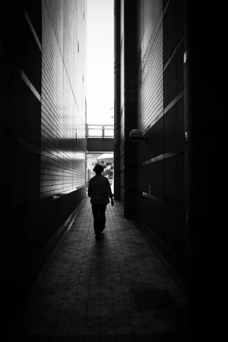 細い路地に響く夕光