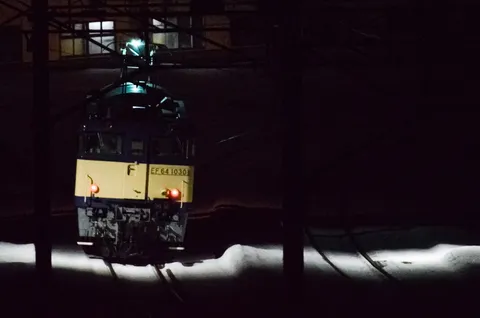 夜の帳、光を灯す機関車