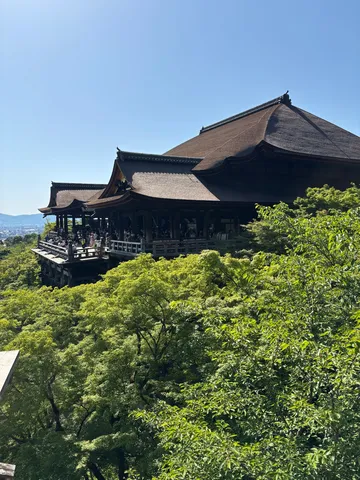 緑に包まれた古刹の風情