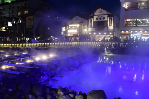 湯けむり舞う、青き夜の温泉街