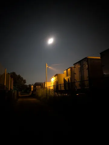 月夜のコンテナロード