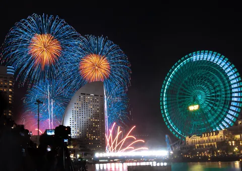 夜空を彩る光の競演
