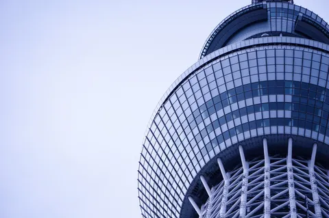 青空にそびえる近代建築