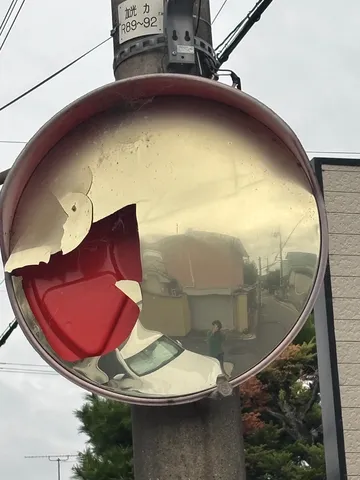 壊れた鏡に映る日常