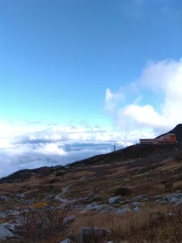 雲海と山荘の静かな時間