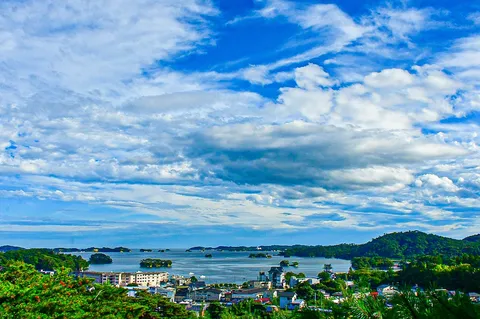 青と緑のコントラスト、海と空の風景
