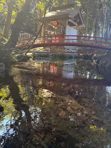 水面に浮かぶ神社の影