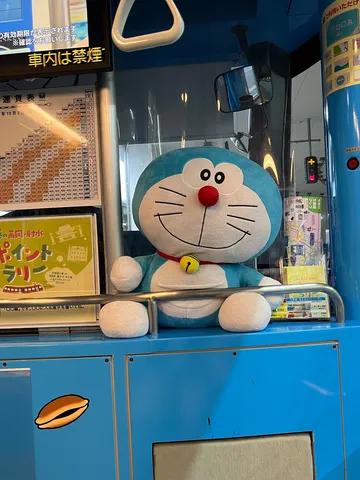 青い夢、車両の窓辺