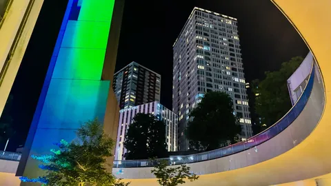 夜景を縫う光の曲線