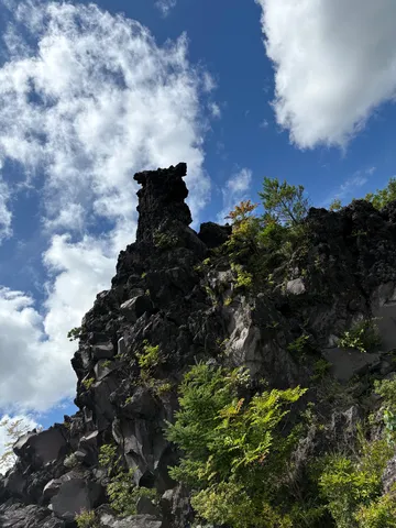 岩峰が描く、空の詩