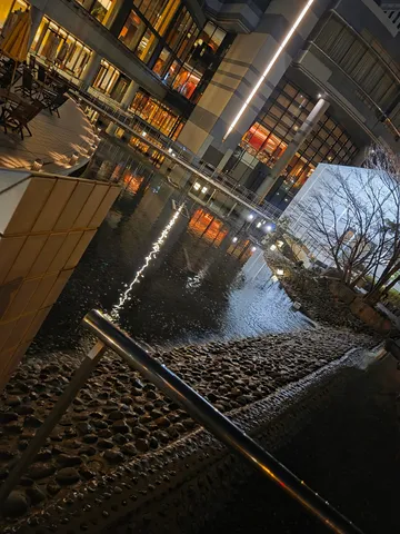 水面に映る光の軌跡