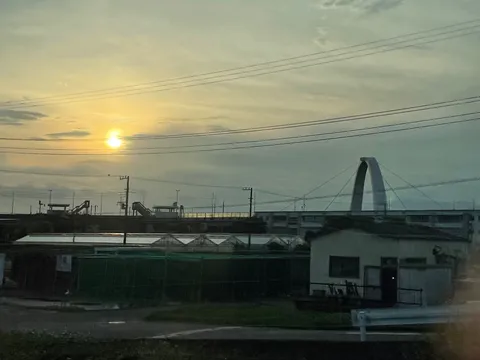 橋と夕陽、ノスタルジックな風景