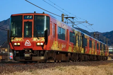 夕暮れ時を彩る紅い電車