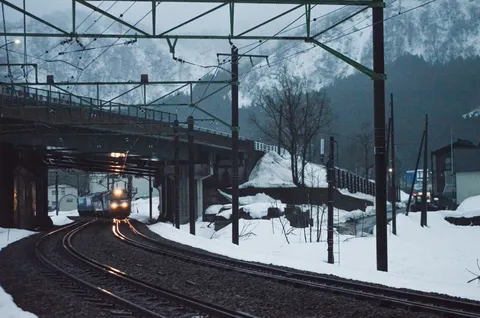 雪景色の中、旅立つ列車