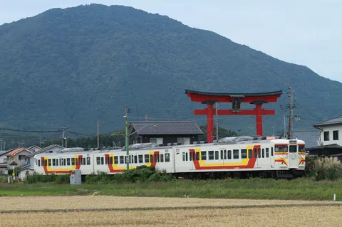山と赤い鳥居と列車の風景