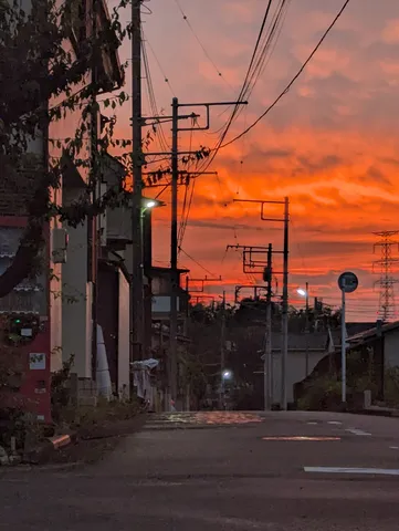 夕焼けと電線、ノスタルジーな道