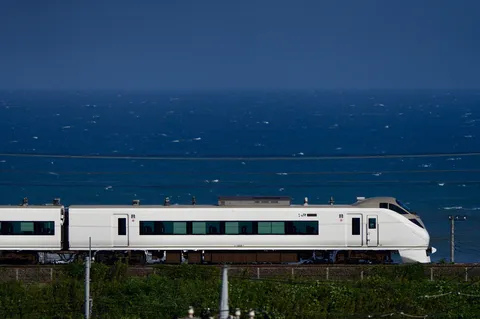 海沿いを走る白い新幹線
