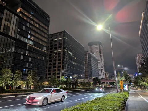 都会の夜景と流れる車