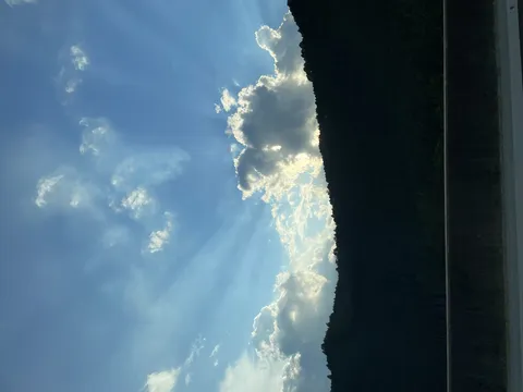 雲の隙間から差し込む光のシャワー