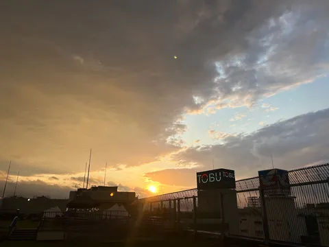 夕暮れに浮かぶ「TOBU」の看板